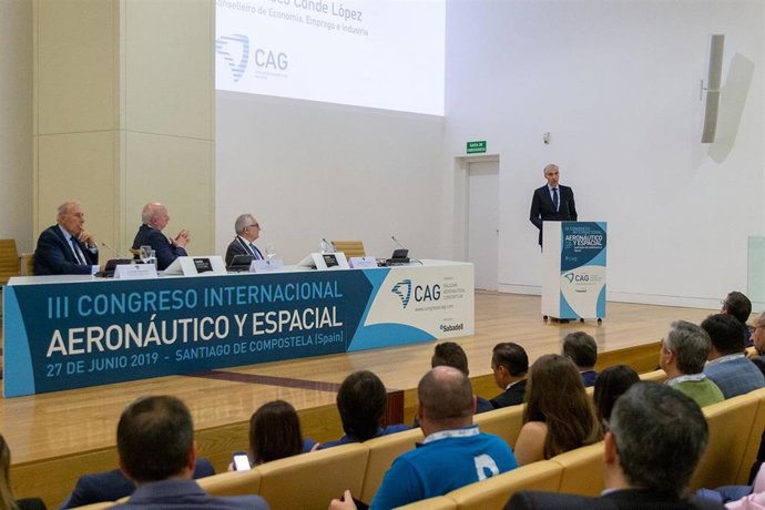 Francisco Conde en un foro sobre areonáutica en Santiago
