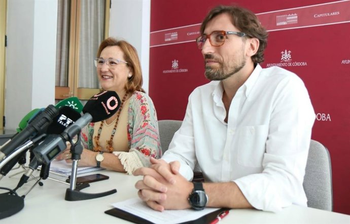 Presentación de la Feria Nocturna de las Ciencias a cargo de Laura Ruiz y Jorge Alcántara