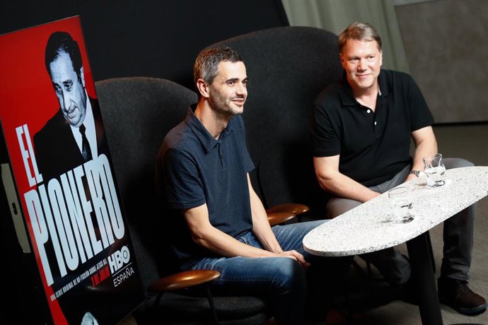 Los directores y guionistas Enric Bach y Justin Webster durante una entrevista a Europa Press en la que han presentado la serie de no ficción El Pionero sobre el personaje de Jesús Gil que se estrena en HBO el 7 de julio de 2019.