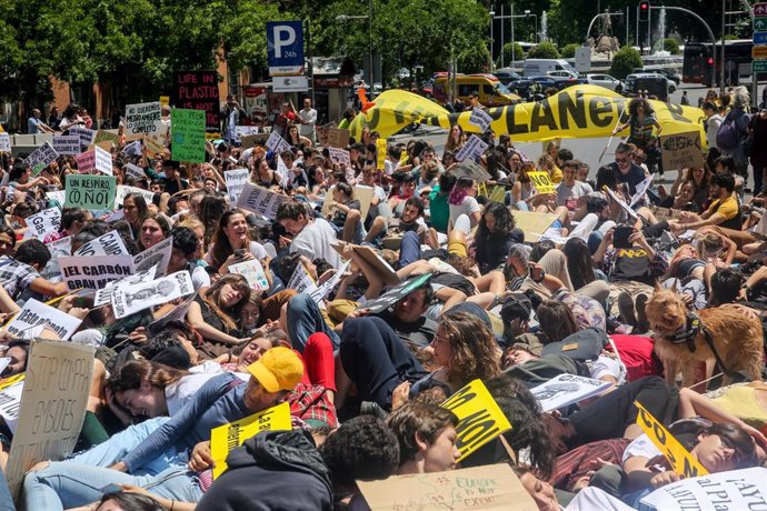 Los manifestante de la protesta en Madrid del movimiento 'Fridays for Future' contra el cambio climático se tumban en las inmediaciones del Congreso de los Diputados y la Plaza de Neptuno.