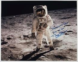 Una foto del astronauta Buzz Aldrin firmada por Neil Armstrong