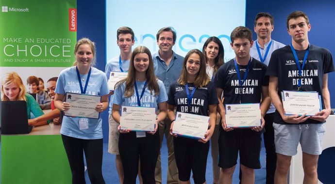 Los seis estudiantes galardonados con el premio 'Iluminamos Talento' de la Fundación Endesa