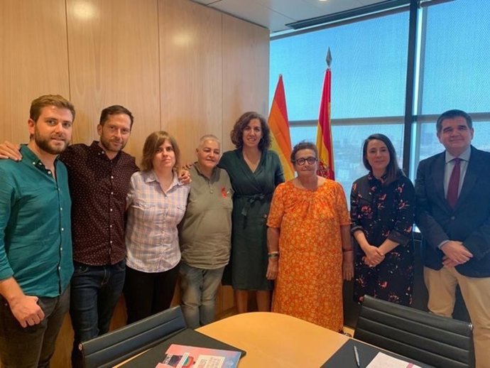 Irene Lozano recibe a representantes de la FELGTB