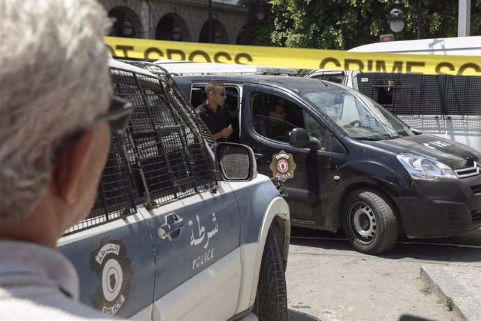 Policías de Túnez tras el doble atentado perpetrado en la capital del país