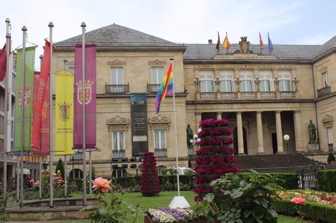 La Diputación Foral de Álava mantendrá izada desde este jueves y durante todo el fin de semana la bandera arcoíris en la Plaza de la Provincia, con motivo del Día Mundial del Orgullo LGTBI que se conmemora mañana, día 28