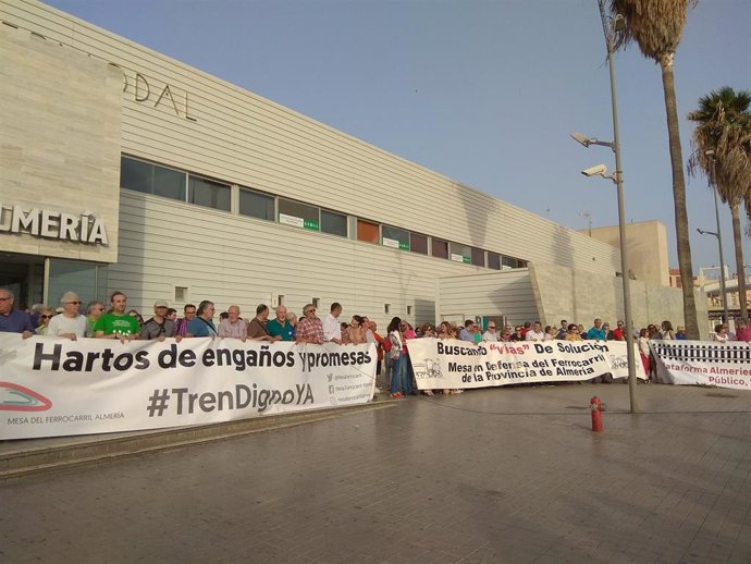 Concentración en Almería en demanda de mejoras en las conexiones ferroviarias