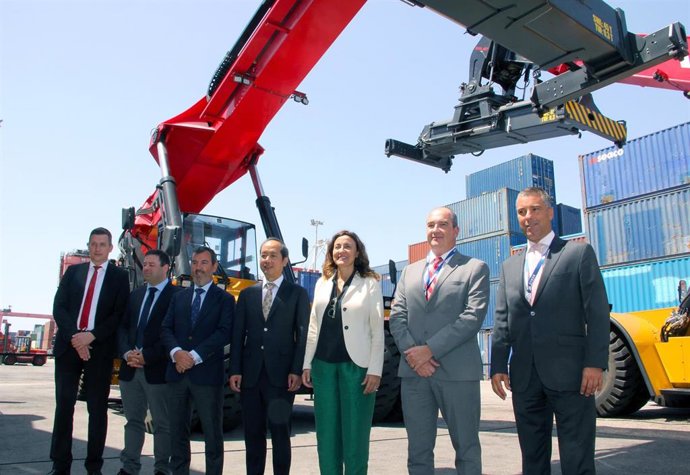 Terminal Port Nou recibe dos nuevas 'reach stackers'