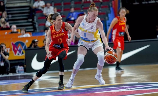 Anna Cruz, durante un partido con la selección española de baloncesto.