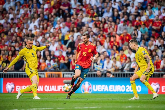 10 June 2019, Spain, Madrid: Sweden's Jacob Johansson and Mikael Lustig in action against Spain's Fabian Ruiz Pena (C) during the UEFA Euro 2020 Group F qualification soccer match between Spain and Sweden at the Santiago Bernabeu. Photo: Joel Marklund/B