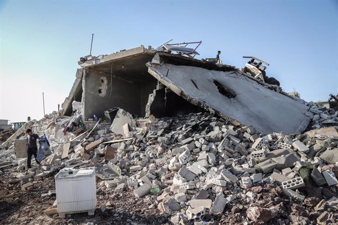 Un hombre inspecciona una vivienda destruida durante un bombardeo en la provincia de Idlib