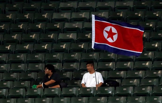 Bandera de Corea del Norte en un estadio
