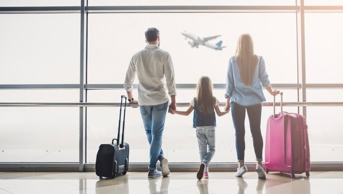 Familia en el aeropuerto, maletas, viajar, turismo, vacaciones