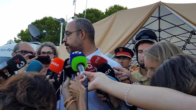 El conseller de Interior de la Generalitat, Miquel Buch, atiende a los periodistas a los periodistas en Vinebre (Tarragona), donde está instalado el Centro de Mando por el incendio de la comarca tarraconense de La Ribera d'Ebre