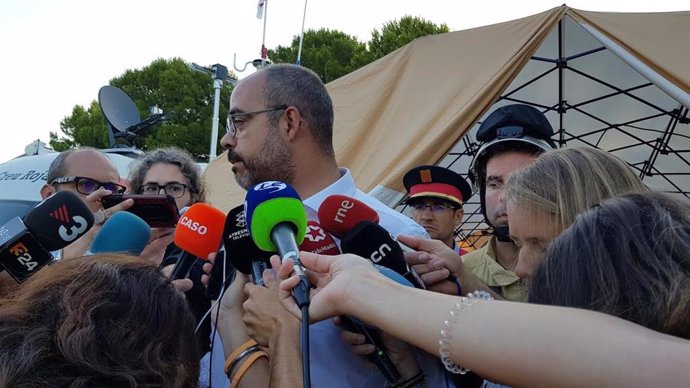 El conseller d'Interior de la Generalitat, Miquel Buch, atén els periodistes a Vinebre (Tarragona), on est installat el Centre de Comandament per l'incendi de la comarca tarragonina de la Ribera d'Ebre