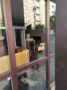 Estado en el que ha quedado la puerta de los Juzgados.