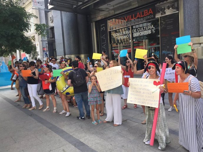 Familias del colegio Blas de Lezo protestan ante la Consejería de Educación