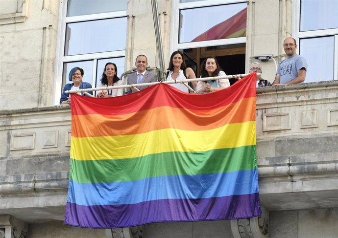 La alcaldesa, Gema Igual, coloca la bandera arcoirís en el balcón del Ayuntamiento