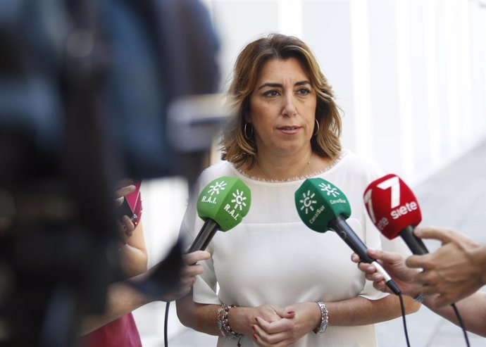 La secretaria general del PSOE-A, Susana Díaz, atiende a los medios de comunicación tras apoyar una denuncia contra Spiriman. En el Parlamento de Andalucía.
