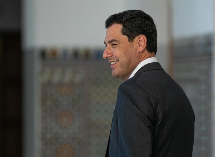 El presidente de la Junta, Juanma Moreno, momentos antes de asistir al pleno. Foto de archivo