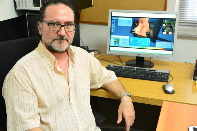 Manuel Burgos en su despacho de la UPCT, con la web de Flowgy en su ordenador