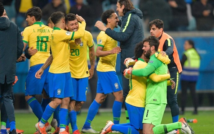 Los jugadores de Brasil celebran su pase a las semifinales de la Copa América 2019