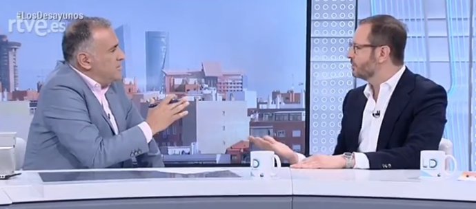 El presentador de los Los desayunos de TVE, Xabier Fortes, y el vicesecretario de Organización del Partido Popular, Javier Maroto, tienen un rifirrafe durante un momento del programa por la entrevista a Arnaldo Otegi, coordinador de Bildu