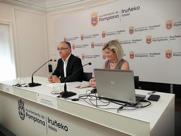 Enrique Maya y María García Barberena, en rueda de prensa en el Ayuntamiento de Pamplona