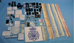 Imagen de dinero en eefctivo móviles y drogas intervenidos por la Policía Nacional tras desarticular un grupo criminal dedicado a la venta de cocaína.
