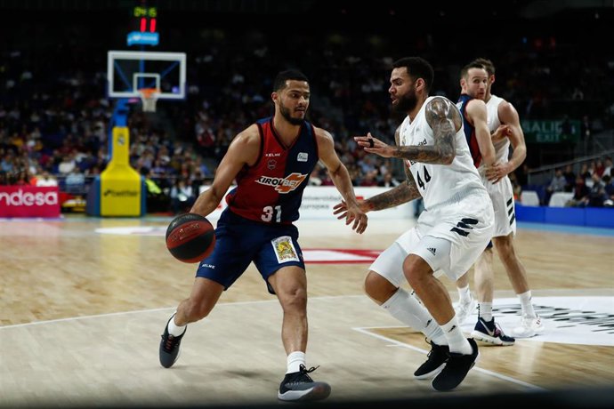 Jeffery Taylor defiende a Shavon Shields durante un Real Madrid-Kirolbet Baksonia