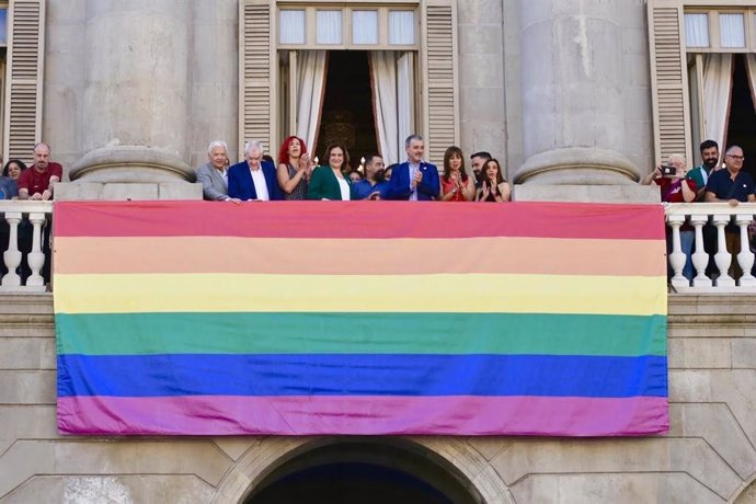 Acto para colgar el pendón LGTBI en el Ayuntamiento de Barcelona