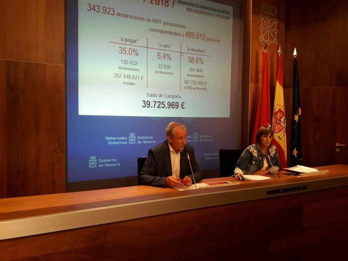 Mikel Aranburu, consejero de Hacienda y Política Financiera en funciones del Gobierno de Navarra, y Marta Huarte, directora de la Oficina de la Renta, en la presentación de los datos de la campaña de la renta de 2018.