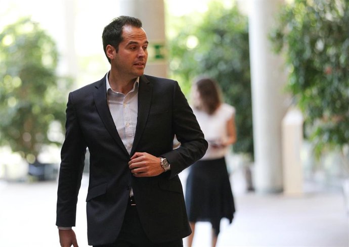 El candidato de Ciudadanos a la Presidencia de la Comunidad de Madrid, Ignacio Aguado, a su llegada a la Asamblea de la capital.