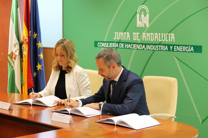 La vicepresidenta del BEI y el consejero andaluz de Hacienda firman el préstamos de 230 millones para financiar inversiones