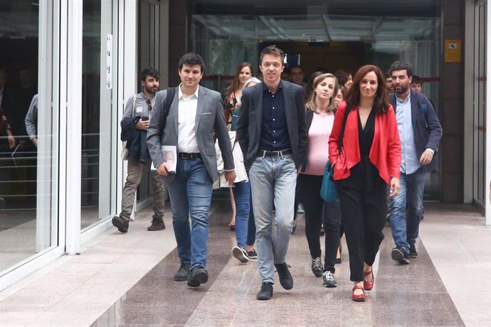 El candidato de MásMadrid a la presidencia de la Comunidad de Madrid, íñigo Errejón (2i), a la salida de la la sesión Constitutiva de la XI Legislatura de la Asamblea de Madrid.