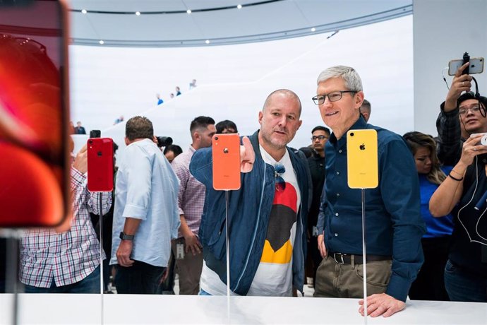 Jony Ive (izquierda), exjefe de diseño de Apple que abandona la compañía, junto al CEO de Apple, Tim Cook (derecha)