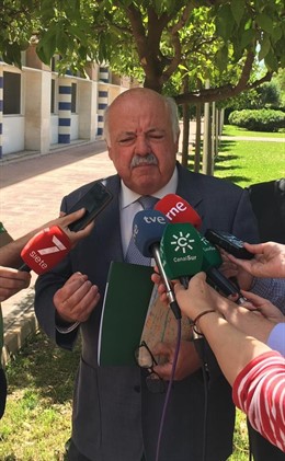 Jesús Aguirre atiende a los medios en Sevilla, en una imagen de archivo.