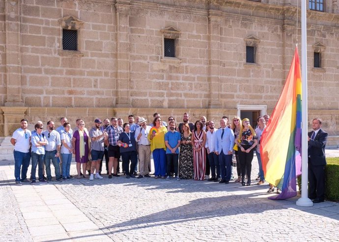 Izado de la bandera de la Diversidad por el día del Orgullo Lgbti en el Parlamento