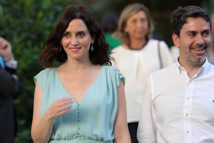 La candidata del Partido Popular a la presidencia de la Comunidad de Madrid, Isabel Díaz Ayuso, a su llegada a la entrega de los premios Merca2.