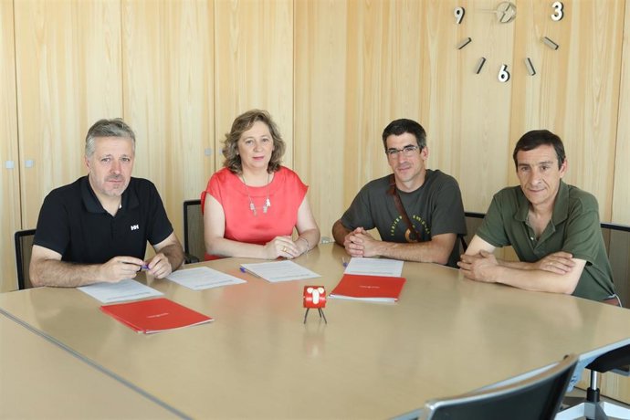 Félix Bariain (UAGN), la consejera Isabel Elizalde, Imanol Ibero (EHNE) e Ignacio Gil en la firma del convenio