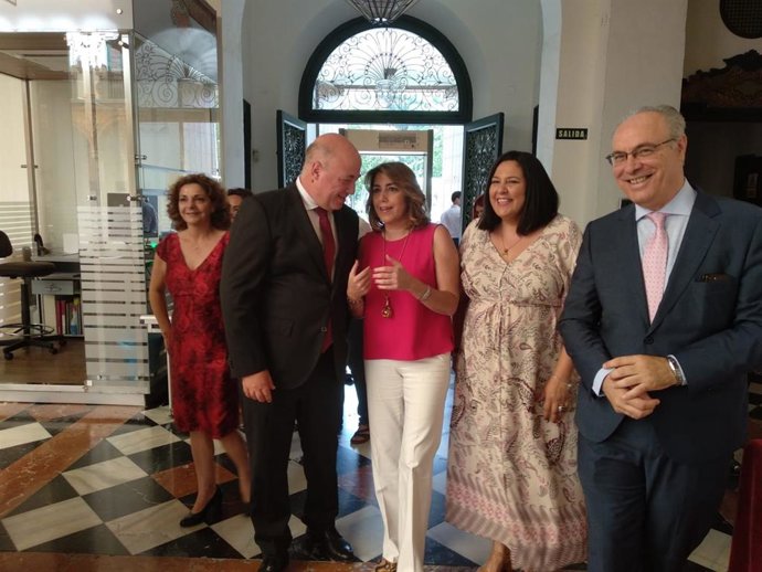 Susana Díaz (centro) habla con Antonio Ruiz a su llegada a la Diputación de Córdoba