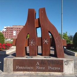 Imagen del Monumento a Francisco Sáez Porres con las pintadas aparecidas esta mañana.