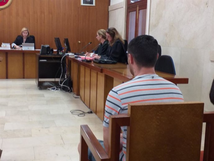 L'acusat d'amenaar la seva ex-parella i incendiar la seva casa, en el judici en l'Audincia Provincial