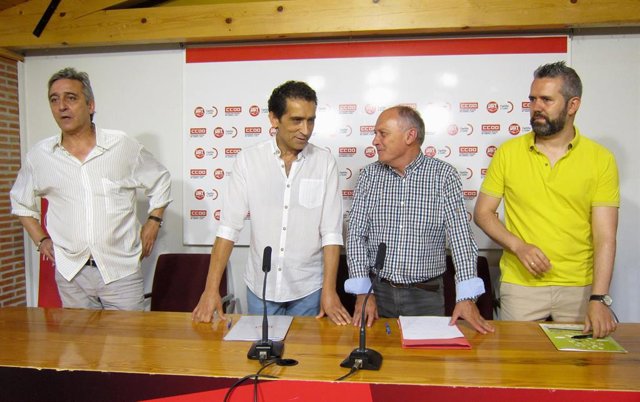 Representantes de CCOO y UGT presentan las propuestas con sus secretarios generales, Vicente Andrés y Faustino Temprano (segundo y tercero por la izquierda)  en el centro.
