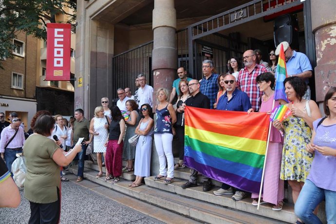 Lectura del manifiesto en favor de la igualdad de oportunidades para el colectivo LGTBI+ en la puerta de la sede de CCOO en Aragón.