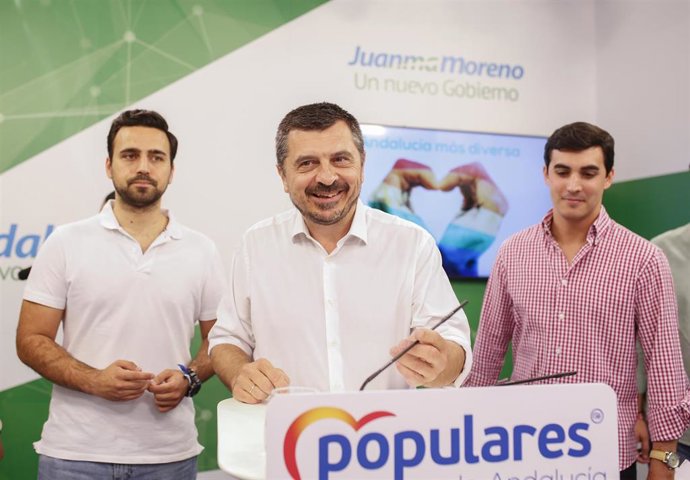 Rueda de prensa del vicesecretario general del PP-A, Toni Martín (c), junto a Nuevas Generaciones de Andalucía con motivo del Día Internacional LGTBI. En la sede regional del PP-A.