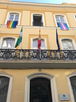 Una de las sedes del IAM con la bandera de Orgullo Lgtbi