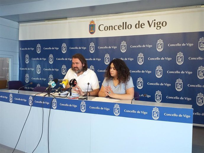 El portavoz de Marea de Vigo, Rubén Pérez, y la concejal del grupo, Oriana Méndez.