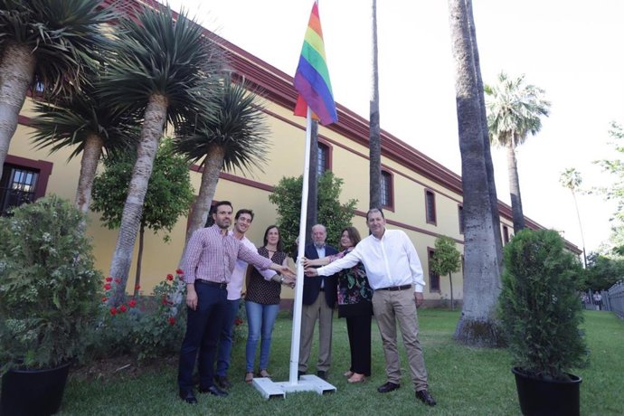 Izado de la bandera Lgtbi en la Diputación de Sevilla