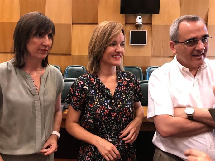 En el centro, la portavoz del PSOE Zaragoza, Pilar Alegría, con los concejales Lola Ranera y Luis Miguel García.