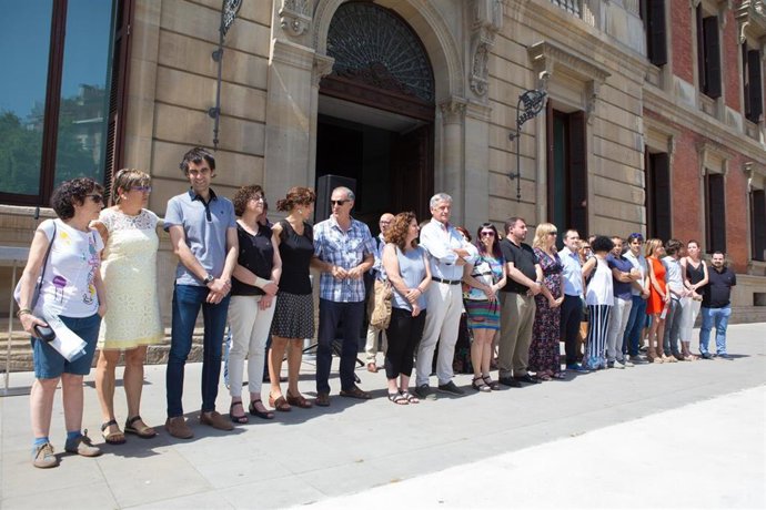 Concentración ante el Parlamento de Navarra para conmemorar el Día del Orgullo LGTBI